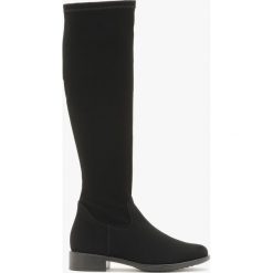 Czarne kozaki z elastyczną cholewką DORIN. Czarne kozaki Ryłko, bez wzorów, z nubiku, z okrągłym noskiem, bez obcasa, na obcasie, bez zapięcia. Za 349.99 zł.