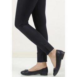 Baleriny z kokardą casu 129/13. Niebieskie baleriny Casu, bez wzorów, bez obcasa, bez zapięcia. W wyprzedaży za 119.99 zł.