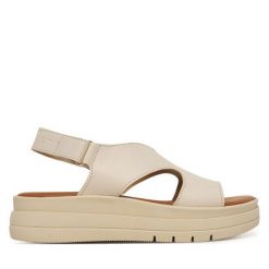 Sandały Tamaris. Białe sandały Tamaris, bez wzorów, bez obcasa, na płaskiej podeszwie, bez zapięcia. Za 369.99 zł.