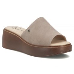 Skórzane klapki damskie taupe Filippo DK7798. Klapki Filippo, bez wzorów, ze skóry, bez obcasa, na koturnie, bez zapięcia. Za 169.99 zł.