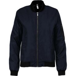 Kurtka bomber damska Kariban. Niebieskie kurtki KARIBAN, xs, bez wzorów, z poliesteru, eleganckie, bez kaptura. Za 327.00 zł.