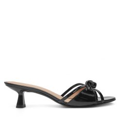Klapki Stuart Weitzman. Czarne klapki Stuart Weitzman, bez wzorów, bez obcasa, na słupku, bez zapięcia. Za 1,799.00 zł.