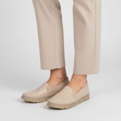 Półbuty damskie Maciejka, cholewka ze skóry naturalnej gładkiej wsuwany fason elastyczne wstawki po bokach widoczne przeszycia wokół noska gruba jedn. Brązowe półbuty wsuwane Maciejka, bez wzorów, ze skóry, bez obcasa, na płaskiej podeszwie. Za 299.00 zł.