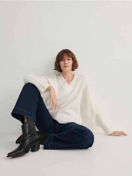 Sweter oversize - kremowy. Białe swetry Reserved, l, bez wzorów, z dzianiny, bez ramiączek. W wyprzedaży za 79.99 zł.