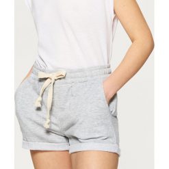 Dresowe szorty z regulacją - Jasny szary. Szare szorty sportowe Cropp, z dresówki. Za 39.99 zł.