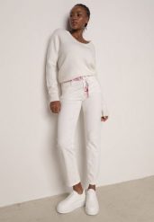 Białe Jeansy z Bawełną i Wiskozą o Kroju Mom Fit z Apaszką i Paskiem Hetirae. Białe jeansy Born2be, l, bez wzorów, z bawełny, eleganckie. Za 109.99 zł.