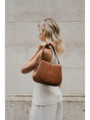 Maison héritage PARIS Skórzana torebka "Lirio" w kolorze jasnobrązowym - 27 x 21 x 8 cm rozmiar: onesize. Brązowe torebki klasyczne maison héritage PARIS, bez wzorów, z materiału, przez ramię, bez dodatków. Za 347.99 zł.