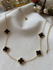 Luseera Pozłacany naszyjnik z elementami ozdobnymi - dł. 45 cm rozmiar: onesize. Żółte naszyjniki Luseera, z materiału, pozłacane. Za 43.99 zł.