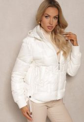 Biała Kurtka z Odpinanym Kapturem Dłuższym Tyłem i Ściągaczami z Pikowanym Przeszyciem Zinlea. Białe kurtki Renee, l, bez wzorów, z jeansu, eleganckie. W wyprzedaży za 136.49 zł.
