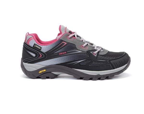 Buty turystyczne damskie Chiruca Aruba 03. Czarne buty trekkingowe Chiruca, bez wzorów, z gore-texu, bez zapięcia, outdoorowe, gore-tex. Za 589.00 zł.