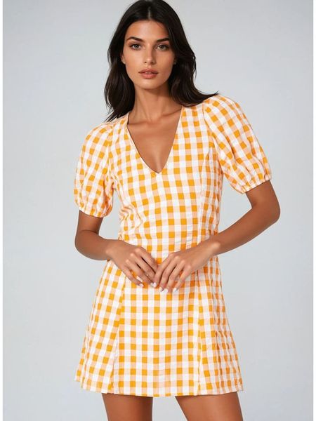 Monki Sukienka w kolorze pomarańczowo-białym rozmiar: 44. Białe sukienki Monki, bez wzorów, z bawełny, bez kołnierzyka, bez ramiączek, mini. Za 43.99 zł.