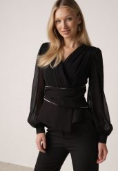 Czarna Bluzka Kopertowa VICES z Dekoltem V Bufiastymi Rękawkami i Zaakcentowanymi Ramionami Tine. Czarne bluzki Born2be, l, bez wzorów, z jeansu, eleganckie, bez kołnierzyka, bez ramiączek. Za 169.99 zł.