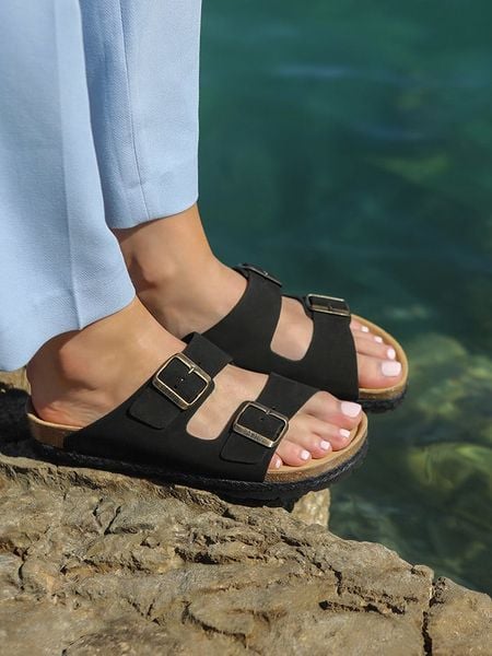 BAYTON Skórzane klapki "Benalla" w kolorze czarnym rozmiar: 38. Czarne klapki Bayton, bez wzorów, klasyczne, z otwartym noskiem, bez obcasa, bez zapięcia. Za 176.50 zł.