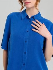 Koszula z krótkim rękawem z lyocellu - niebieski. Niebieskie koszule Sinsay, l, bez wzorów, z lyocellu, bez kołnierzyka, bez ramiączek. Za 49.99 zł.