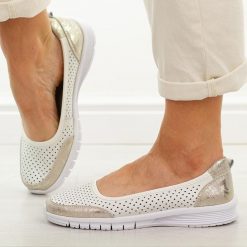 Białe ażurowe skórzane baleriny damskie Vinceza 95369. Białe baleriny VINCEZA, w ażurowe wzory, z jeansu, eleganckie, bez obcasa, na płaskiej podeszwie, bez zapięcia. W wyprzedaży za 161.10 zł.