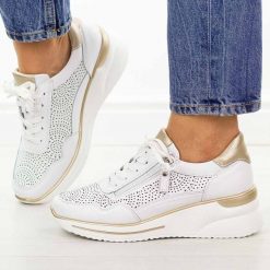 Białe skórzane półbuty damskie Filippo Dp7618/26. Białe półbuty wsuwane Filippo, na lato, w ażurowe wzory, z jeansu, biznesowe, z okrągłym noskiem, bez obcasa, na koturnie. Za 239.00 zł.