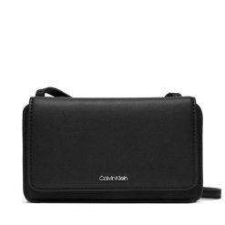Torebka Calvin Klein. Czarne listonoszki Calvin Klein, bez wzorów, bez dodatków. Za 299.99 zł.