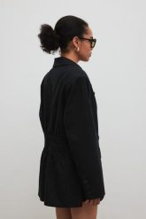 Marynarka z marszczeniem w kolorze TOTALLY BLACK - ROCHELLE. Czarne marynarki i żakiety Marsala, m, bez wzorów, z bawełny, eleganckie, bez ramiączek. Za 599.90 zł.