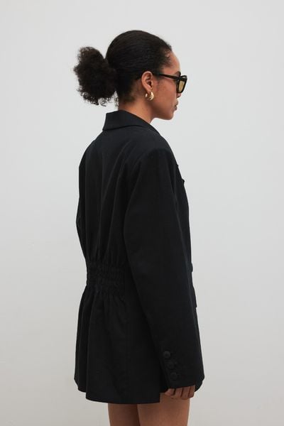 Marynarka z marszczeniem w kolorze TOTALLY BLACK - ROCHELLE. Czarne marynarki i żakiety Marsala, m, bez wzorów, z bawełny, eleganckie, bez ramiączek. Za 599.90 zł.