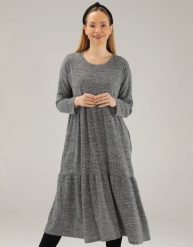 LUŹNA SUKIENKA Z DZIANINY. Szare sukienki Unisono, m, bez wzorów, z dzianiny, bez kołnierzyka, bez ramiączek, rozkloszowane. Za 159.00 zł.