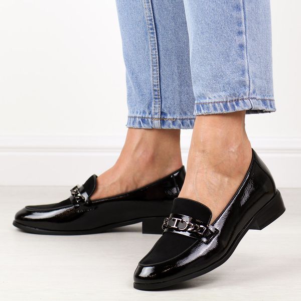 Czarne lakierowane mokasyny damskie Potocki 12309. Czarne mokasyny POTOCKI, bez wzorów, z lakierowanej skóry, z okrągłym noskiem. Za 159.00 zł.