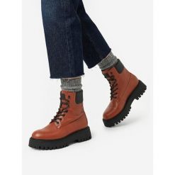 Trzewiki G-Star. Brązowe botki G-Star, bez wzorów, retro, bez obcasa, na płaskiej podeszwie, bez zapięcia. Za 383.99 zł.