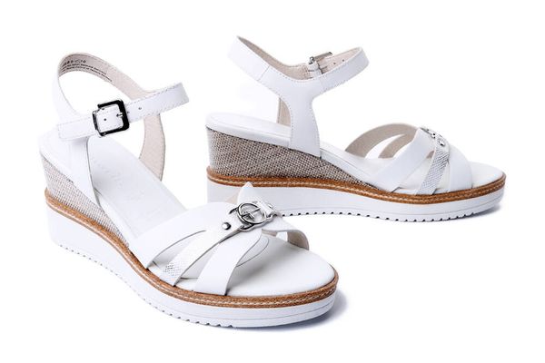 TAMARIS 1-28010-42 100 M2801042 white, sandały damskie. Białe sandały Tamaris, bez wzorów, z gumy, bez obcasa, na koturnie, bez zapięcia. Za 349.90 zł.