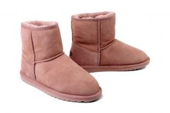 EMU AUSTRALIA W10003 Stinger Mini cameo rose, botki damskie. Czerwone botki Emu Australia, bez wzorów, ze skóry, bez obcasa, bez zapięcia. Za 524.93 zł.