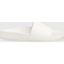 Lauren Ralph Lauren klapki ADELYNE 802856018003.100 damskie kolor biały. Białe klapki Lauren Ralph Lauren, bez wzorów, z materiału, bez obcasa, bez zapięcia. W wyprzedaży za 309.99 zł.