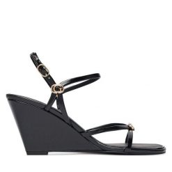 Sandały Guess. Czarne sandały Guess, z aplikacjami, bez obcasa, na koturnie, bez zapięcia. Za 494.99 zł.