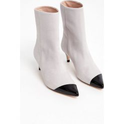 Botki CUSTOMMADE. Szare botki Custommade, bez wzorów, ze skóry, ze szpiczastym noskiem, bez obcasa, bez zapięcia. Za 1,479.00 zł.