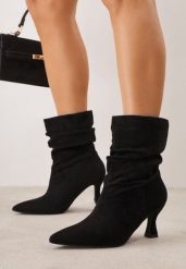 Czarne Drapowane Botki na Geometrycznej Szpilce Carisma. Czarne botki Born2be, bez wzorów, eleganckie, bez obcasa, na obcasie, bez zapięcia. Za 159.99 zł.