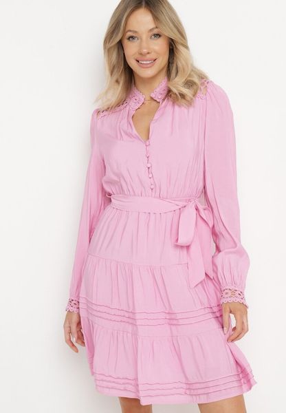 Różowa Sukienka z Gumką w Pasie Ozdobiona Koronką na Mankietach i Ramionach Ondrallia. Czerwone sukienki Born2be, do pracy, l, bez wzorów, z koronki, biznesowe, bez kołnierzyka, bez ramiączek, mini. Za 159.99 zł.