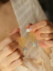 L'Atelier de Gaia Pozłacane kolczyki z opalami rozmiar: onesize. Niebieskie kolczyki L'Atelier de Gaia, z opalem, pozłacane. Za 91.77 zł.