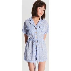 Letni kombinezon z nadrukiem - Niebieski. Kombinezony marki Cropp. Za 79.99 zł.