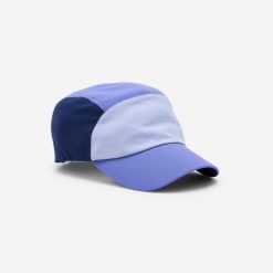 Czapka z daszkiem fitness. Fioletowe czapki z daszkiem DOMYOS, bez wzorów, z elastanu. Za 24.99 zł.
