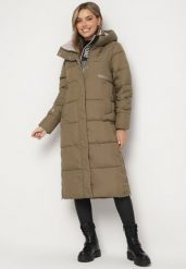 Ciemnozielona Pikowana Kurtka o Pudełkowym Kroju z Kapturem Dwustronnym Suwakiem i Rozporkami Dainara. Zielone kurtki Born2be, na zimę, l, bez wzorów, z jeansu, z kapturem. Za 189.99 zł.