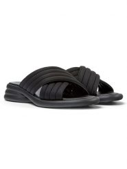 Camper Klapki w kolorze czarnym na koturnie rozmiar: 38. Czarne klapki Camper, bez wzorów, klasyczne, z otwartym noskiem, bez obcasa, na koturnie, bez zapięcia. Za 161.73 zł.