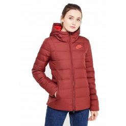 Kurtka na co dzień damska NIKE puchowa z kapturem. Czerwone kurtki Nike, bez wzorów, z puchu, z kapturem. Za 369.00 zł.