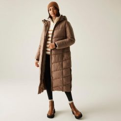 Płaszcz damski zimowy ocieplany Eloria. Brązowe płaszcze Regatta, na zimę, bez wzorów, z puchu, eleganckie, bez kaptura. W wyprzedaży za 399.99 zł.