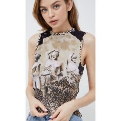 Desigual top bawełniany 22SWTK47 kolor czarny. Czarne topy Desigual, m, bez wzorów, z bawełny, bez kołnierzyka, bez ramiączek. W wyprzedaży za 174.99 zł.