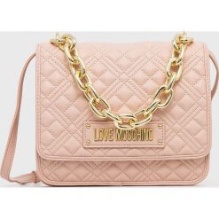 Love Moschino torebka kolor różowy. Czerwone listonoszki Love Moschino, bez wzorów, bez dodatków. W wyprzedaży za 539.99 zł.