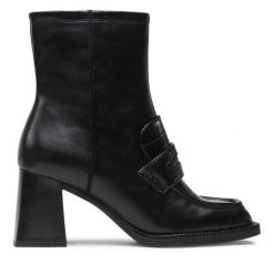 Botki Tamaris. Czarne botki Tamaris, bez wzorów, bez obcasa, na słupku, bez zapięcia. Za 279.99 zł.