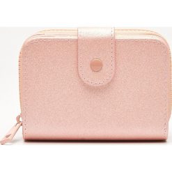 Portfel z cekinami - Różowy. Paski marki Cropp. W wyprzedaży za 19.99 zł.