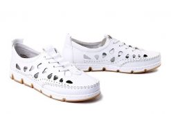 RIEKER 49956-80 white, półbuty damskie. Białe półbuty wsuwane Rieker, na lato, w ażurowe wzory, bez obcasa. Za 329.90 zł.