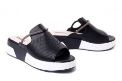 ARTIKER RELAKS 52C2559 czarny, klapki damskie. Czarne klapki Artiker Relaks, bez wzorów, ze skóry, bez obcasa, na koturnie, bez zapięcia. Za 229.90 zł.