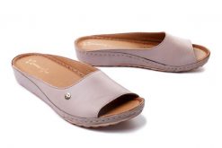 MACIEJKA 02628-43/00-5 beż, klapki damskie. Brązowe klapki Maciejka, bez wzorów, ze skóry, bez obcasa, na koturnie, bez zapięcia. Za 289.90 zł.