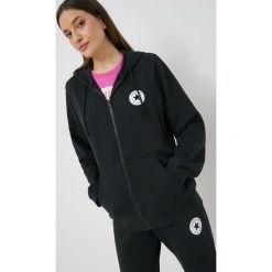 Converse bluza kolor czarny z kapturem. Czarne bluzy Converse, l, bez wzorów, bez ramiączek, z kapturem. Za 259.99 zł.