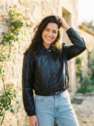 Kurtka bomberka z imitacji skóry - czarny. Czarne kurtki Sinsay, l, bez wzorów, ze skóry, bez kaptura. Za 79.99 zł.