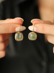 Pierres de Jade Pozłacane kolczyki z prehnitem rozmiar: onesize. Szare kolczyki Pierres de Jade, z prehnitem, pozłacane. Za 74.63 zł.
